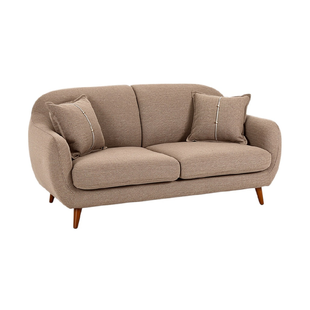 **Tytuł techniczny po polsku:** Sofa dwuosobowa w stylu skandynawskim z poduszkami, jasnobeżowa, na drewnianych nogach.